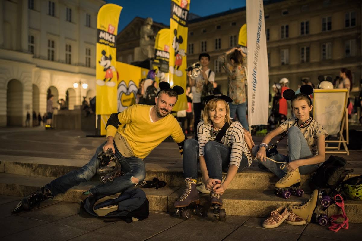 Uczestnicy przejazdu Nightskating Warszawa